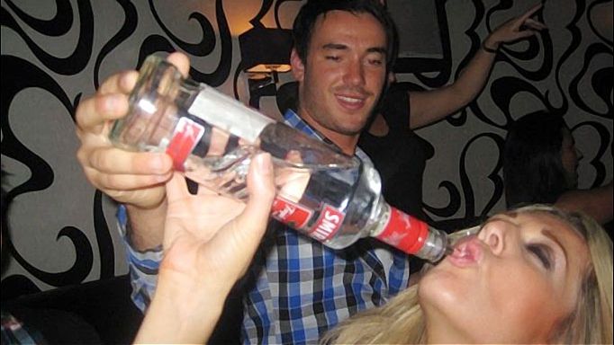 De DRAGOBETE e obligatoriu să te DISTREZI. O tradiţie revigorată de românii din străinătate