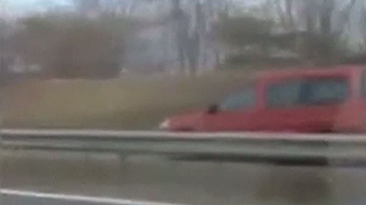 TERIBILISM: şofer filmat circulând pe CONTRASENS câţiva zeci de km.Ce l-a aşteptat la finalul cursei