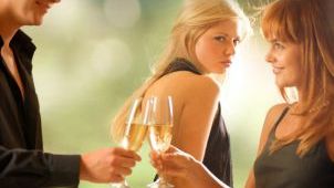 Cum să-i furi iubitul rivalei tale, fără ca ea să-şi dea seama