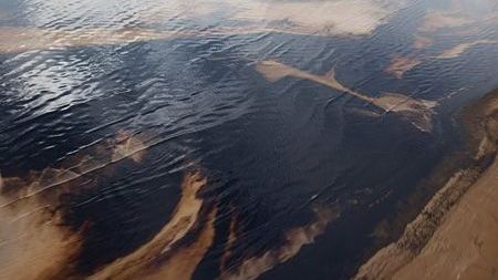 Zeci de tone de carburant s-au scurs în Oceanul Atlantic, după eşuarea unei nave în Franţa