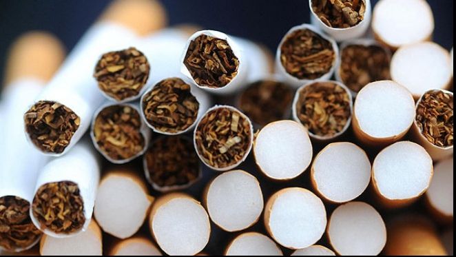 Două persoane reţinute, după ce au fost prinse cu ŢIGĂRI DE CONTRABANDĂ sub baloţi de lucernă