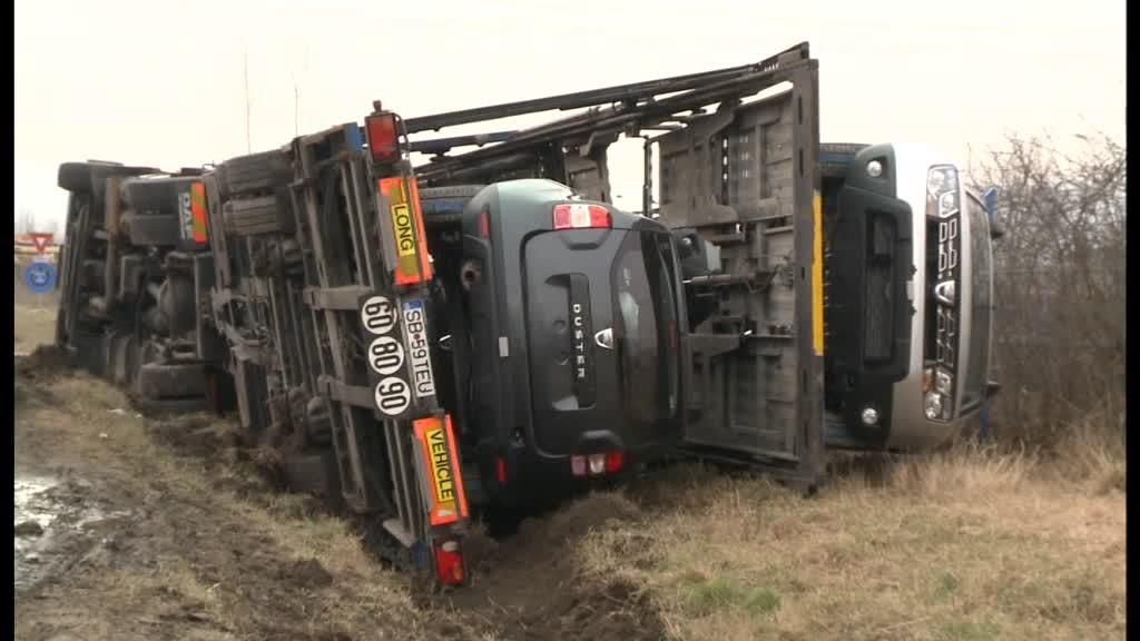 ACCIDENT în Sibiu. UN TIR încărcat cu mai multe autoturisme DACIA DUSTER s-a răsturnat 