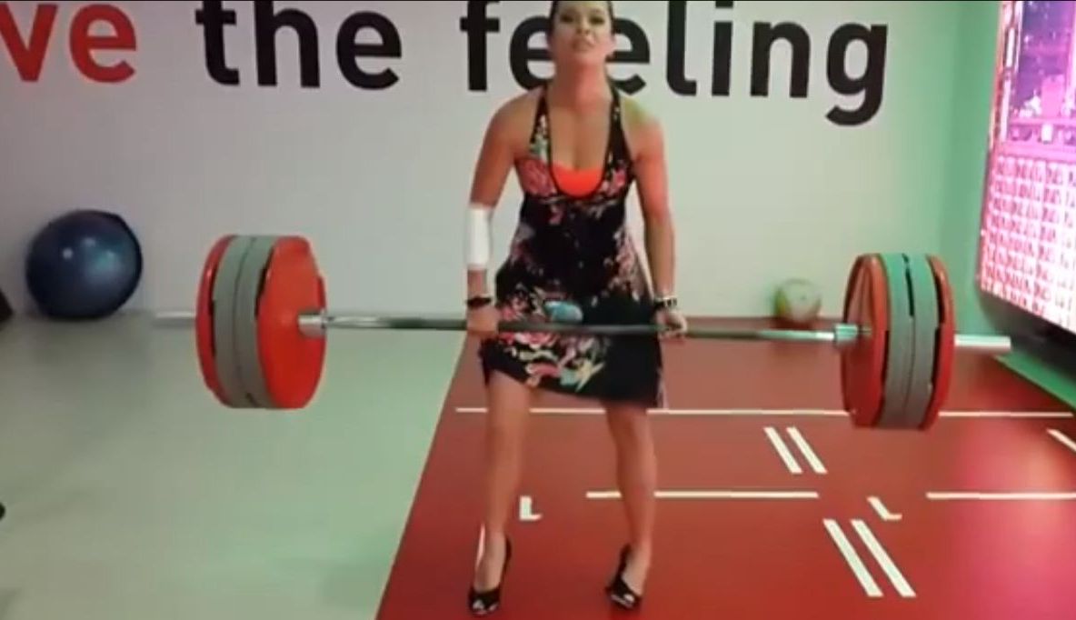 Ce se întâmplă când o femeie ridică haltere, pe tocuri. VIDEO ŞOCANT