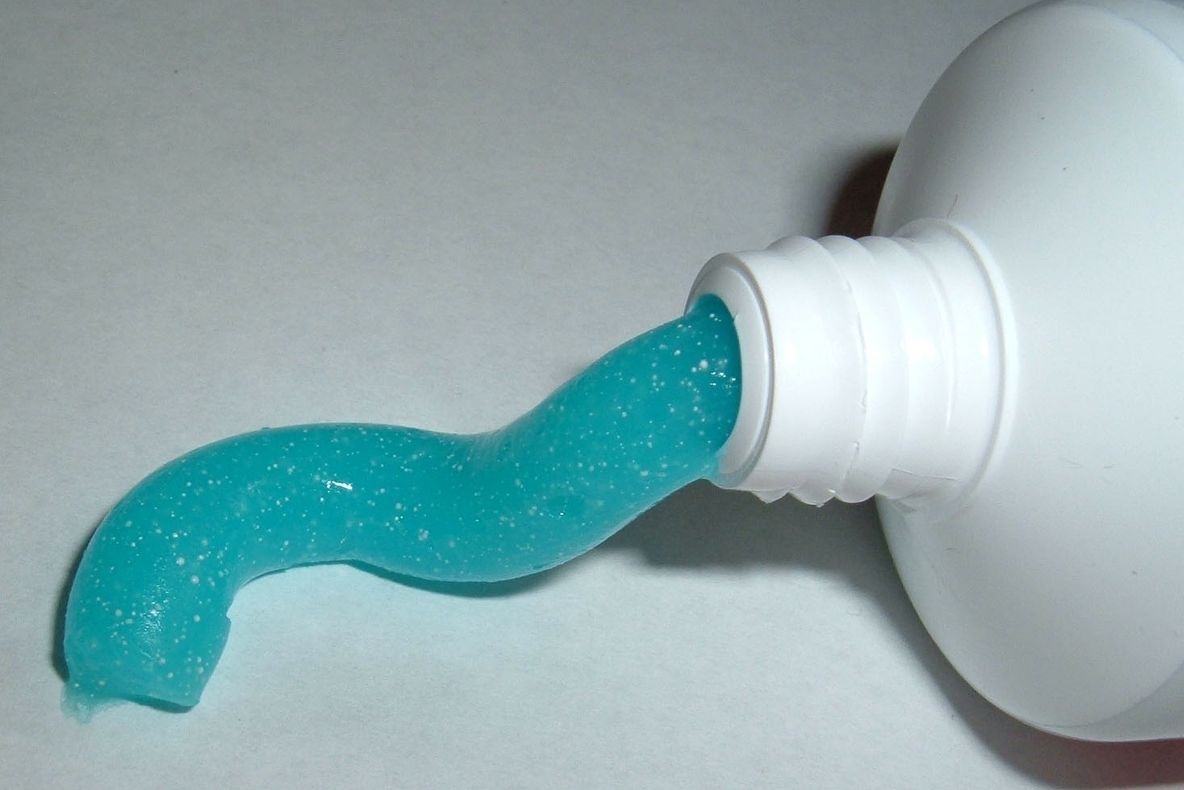 EXPLOZIVI în tuburi de pastă de dinţi. AVERTIZAREA SUA către companiile aeriene