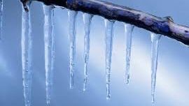 Două femei rănite de bucăţi de gheaţă