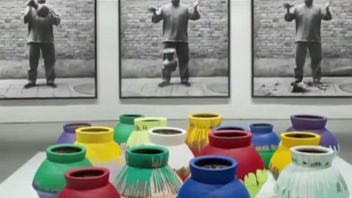 A luat un VAS DIN GALERIE şi a dat cu el de pământ. Pictorul a avut un ŞOC când a aflat ce a spart  