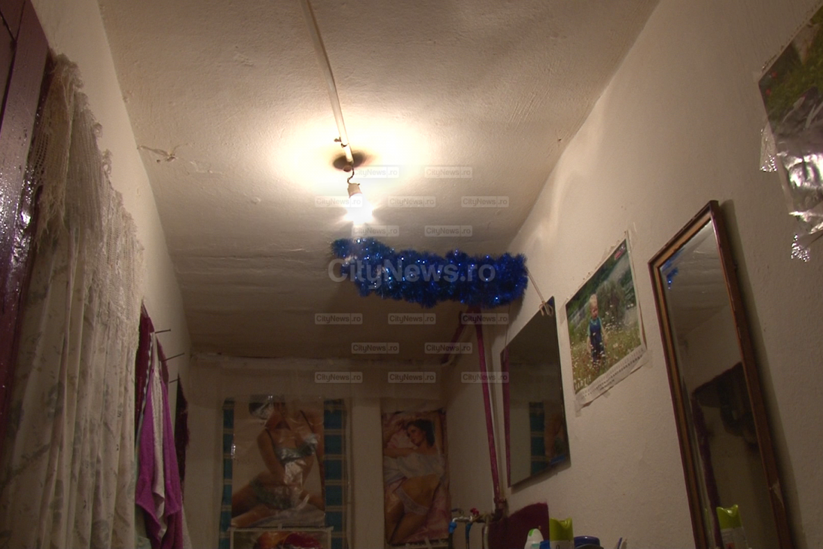 Povestea incredibilă a familiei din România care trăieşte de opt ani într-un ADĂPOST ANTIAERIAN 