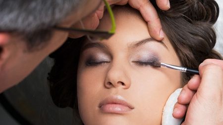 6 lucruri ciudate pe care nu le știai despre fardul de pleoape