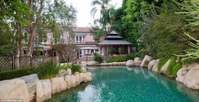 Fiţe de vedetă: şanţuri cu apă în jurul casei 