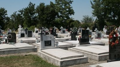 Tradiție bizară la Constanța: Morții sunt îngropați cu mâinile pe-afară