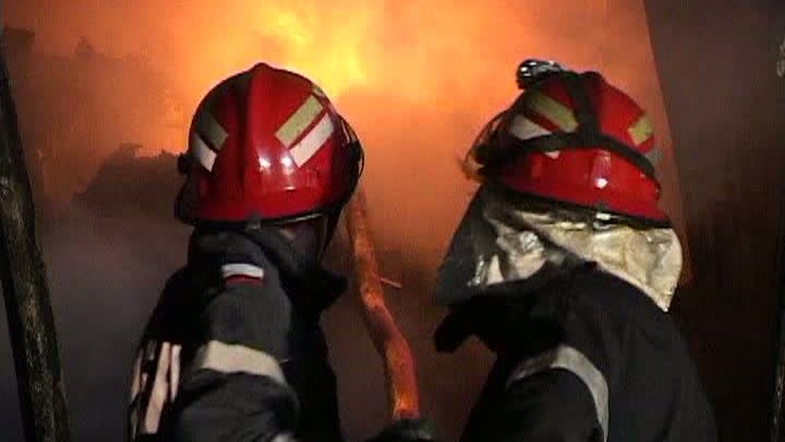 INCENDIU la un depozit de uleiuri auto din Capitală