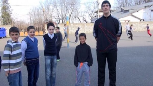 URIAŞUL DIN PAŞCANI. Povestea tânărului care la doar 14 ani are înălţimea de doi metri