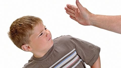 La ce risc sunt expuşi copiii care au părinţi foarte autoritari