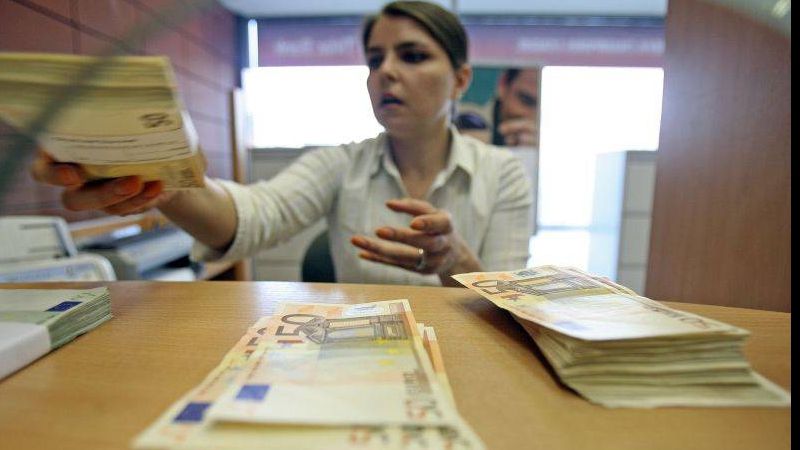 BĂNCILE din România stau pe o BOMBĂ CU CEAS 