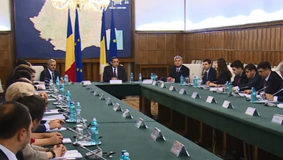 GUVERNUL ÎL ACUZĂ PE BĂSESCU că a dezinformat făţiş şi voit în problema certificatelor verzi