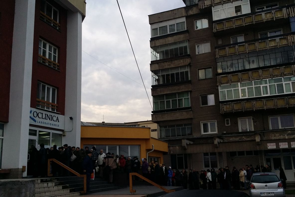 "E STRIGĂTOR LA CER!". Se stă la coadă ca pe vremea lui CEAUŞESCU pentru ANALIZELE MEDICALE GRATUITE