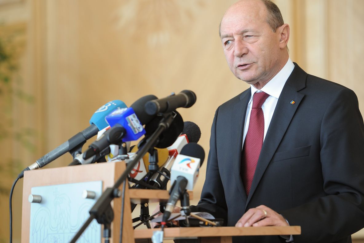 Băsescu: Voi informa la Haga despre nevoia de repoziţionare a resurselor militare ale NATO