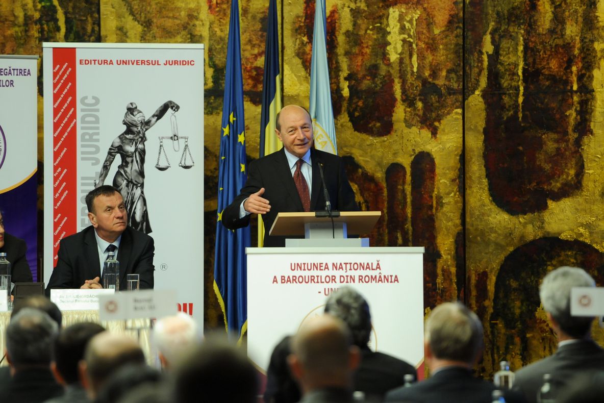 TRAIAN BĂSESCU: Nu poţi cere avocatului să te facă Albă ca Zăpadă când tu eşti infractor