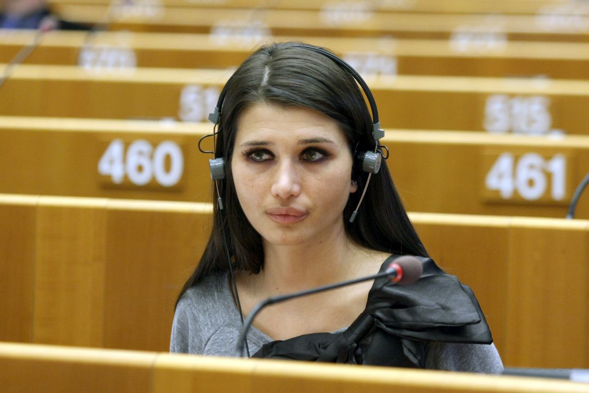 EUROPARLAMENTARE 2014. Cum o curtează UDREA pe Elena BĂSESCU 