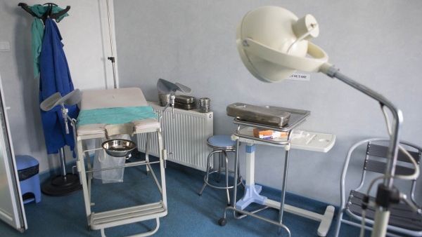 SCENARIU HALUCINANT într-un spital din România. O pacientă susţine că MEDICUL A TORTURAT-O 