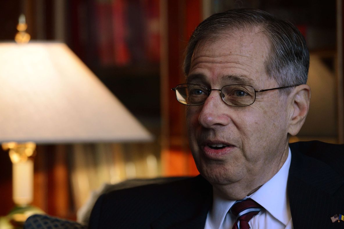 MARK GITENSTEIN: Nu vom şti până în ultima clipă rezultatele alegerilor prezidenţiale din România