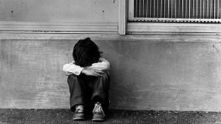 Vaslui: Femeia care şi-a bătut cu o coadă de mătură fetiţa avută în plasament, cercetată penal