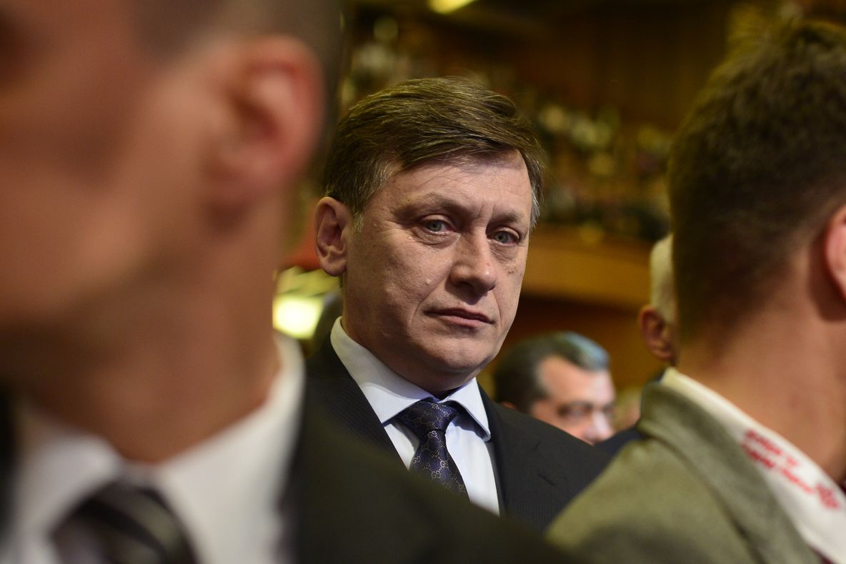 PNL a depus la BEC lista de candidaţi la europarlamentare. Antonescu: Ţinta în alegeri e 25%