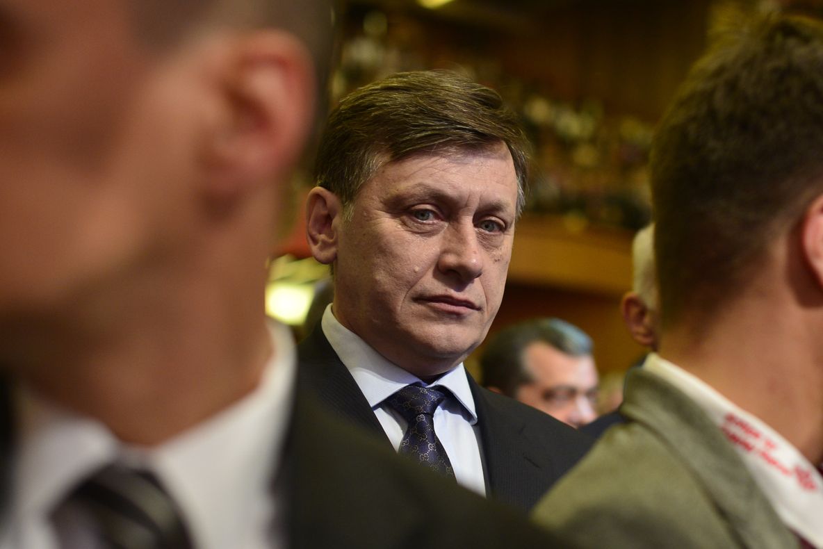 Antonescu: Programul Guvernului, pe principiul "torni apă în vin". E un siropel ieftin şi dulceag