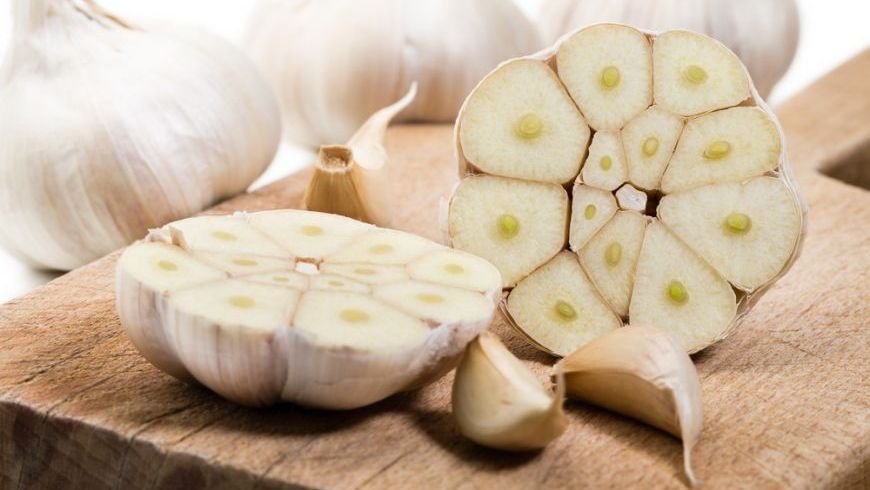 5 alimente care te scapă de mirosul de usturoi  