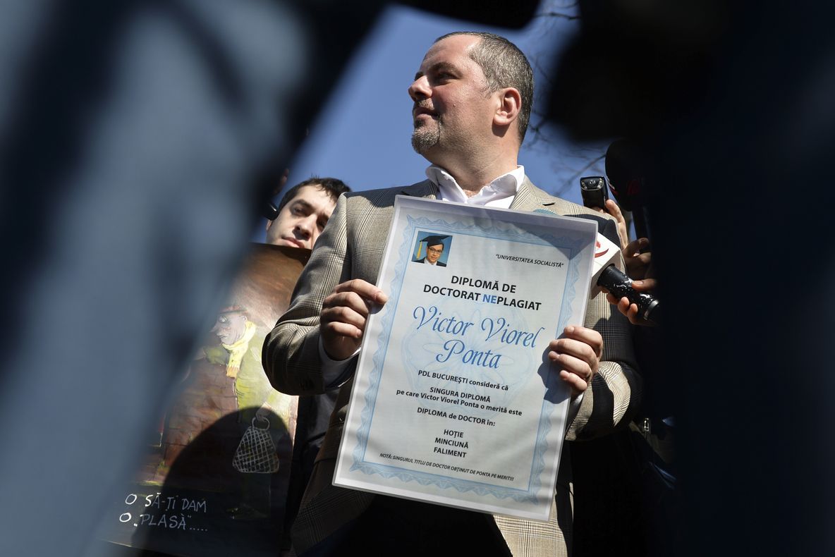 PDL București, marș împotriva Guvernului: "PONTA, DOCTOR ÎN HOŢIE" 