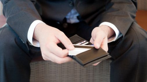 Metoda prin care eşti furat la cumpărături când plăteşti cu cardul