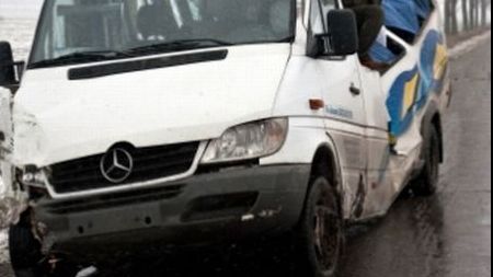 ACCIDENT. Un microbuz cu pasageri a fost LOVIT de un TIR
