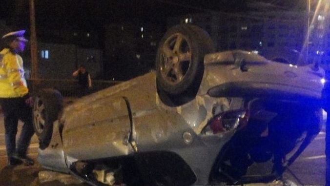 Accident SPECTACULOS la Iaşi. O maşină s-a ROSTOGOLIT pe o pasarelă