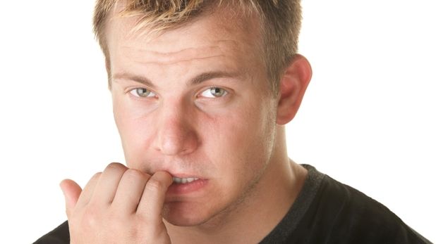 Îţi rozi unghiile? Un bărbat a făcut de atac de cord şi a murit din cauza asta