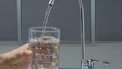 Apa de la robinet - ar trebui să renunţăm de tot la ea? Ce spun specialiştii