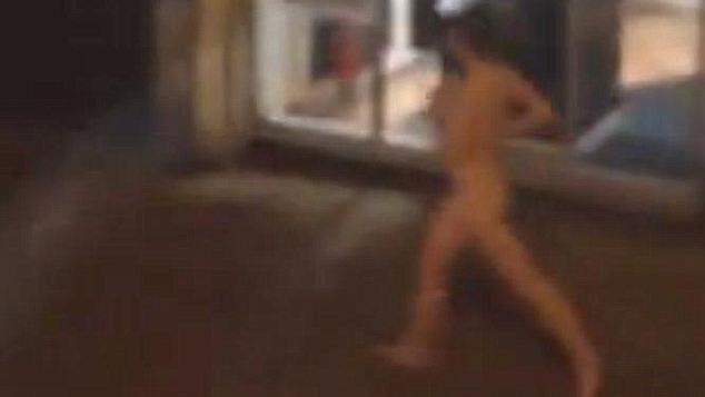 Toţi au rămas muţi de uimire, după ce au văzut că o femeie aleargă dezbrăcată în centrul oraşului