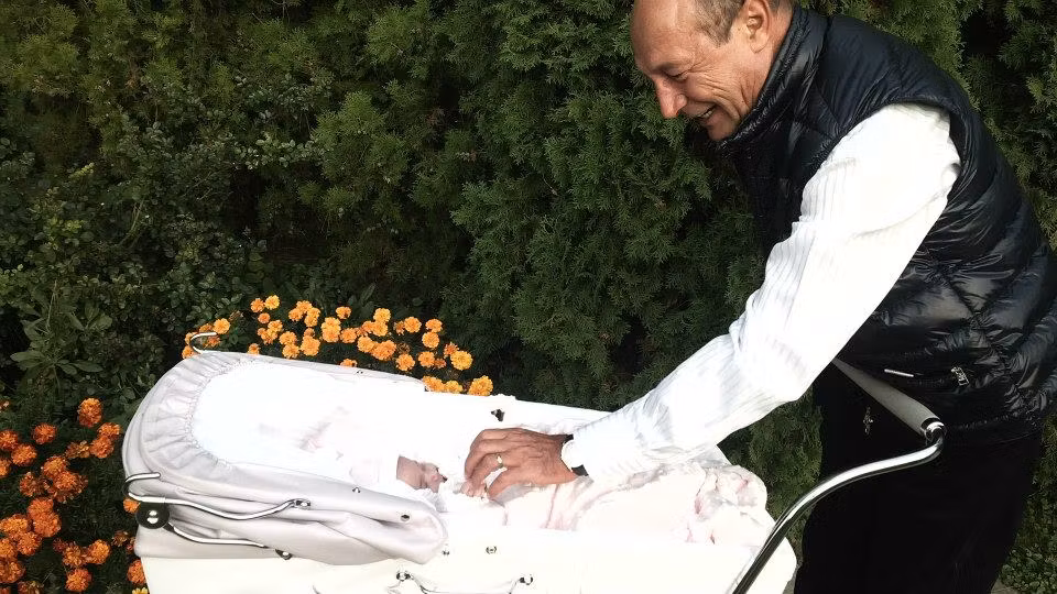 Traian Băsescu: Eu nu schimb scutece, eu sunt cu legănatul şi plimbatul.Vorbesc mult cu nepoţica mea