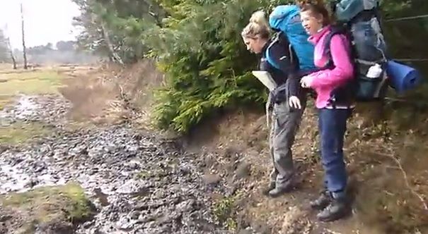 VEI MURI DE RÂS. Cum vrea o BLONDĂ să sară peste o GROAPĂ plină de noroi