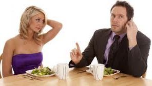 Bune maniere: 9 lucruri pe care să nu le spui la masă