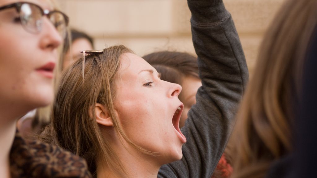 De ce este contagios căscatul?