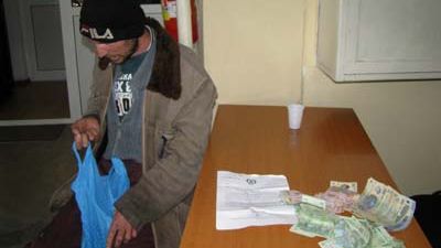 Cerșetor prins cu peste 1.000 de lei în buzunar