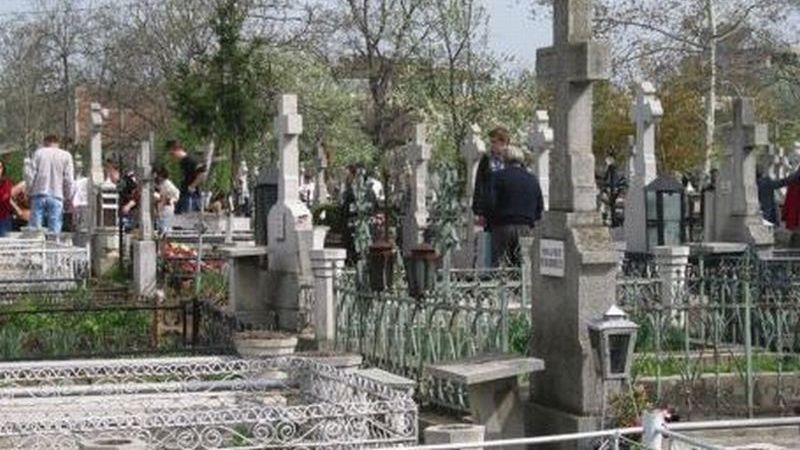 Preot din Braşov, cercetat pentru afaceri ilegale cu locuri de veci