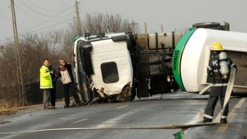 O cisternă cu combustibil s-a răsturnat pe DN 17. TRAFICUL ESTE BLOCAT 