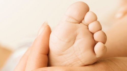 Bărbatul care i-a rupt piciorul băieţelului său de două luni, cercetat pentru rele tratamente