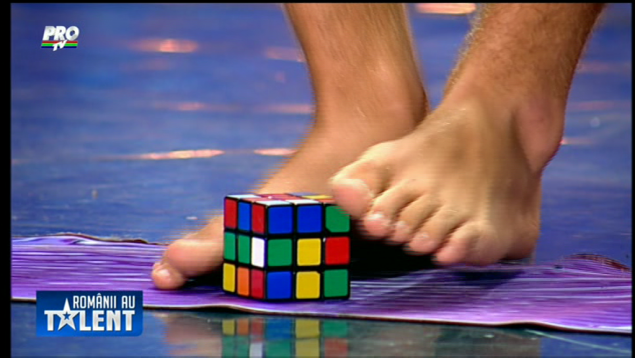 ROMÂNII AU TALENT.Un puşti a încercat să rezolve Cubul Rubbik cu picioarele! Juraţii au rămas uimiţi