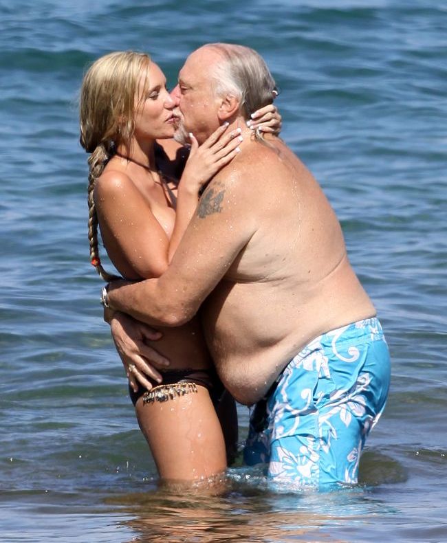 Cuplul care a îngrozit o plajă întreagă. Nimeni nu s-a gândit că această tânără umbla cu el