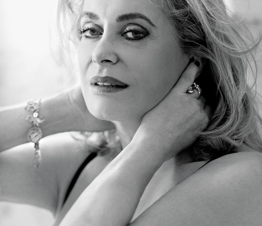 CATHERINE DENEUVE, ipostază INCREDIBILĂ pentru un fost sex-simbol: în body şi colanţi la 70 de ani