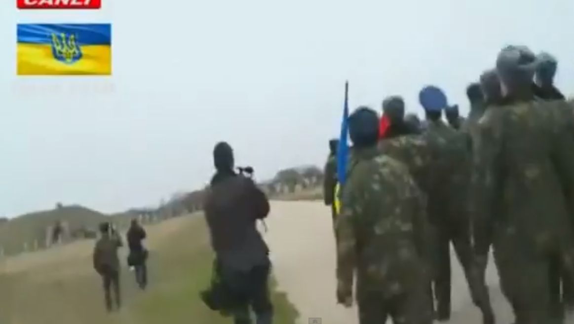 CRIMEEA, IMAGINI DRAMATICE. Militari ruşi trag focuri de armă, înfruntaţi de ucraineni neînarmaţi