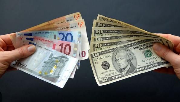 Piaţa bancară din România, mai vulnerabilă la fluctuaţiile cursului faţă de alte pieţe din ECE