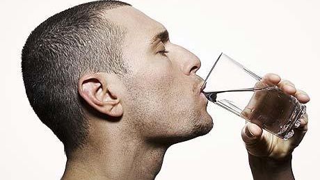 Este sănătos să bei apă în timp ce mănânci? Află ce spun specialiştii